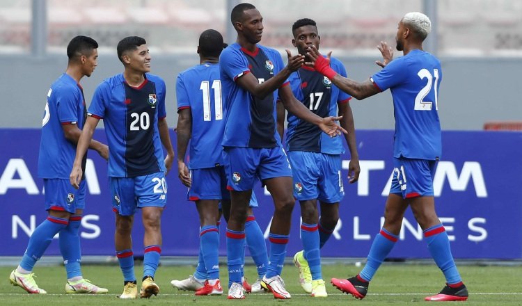 Abdiel Ayarza (cent.) festeja su gol contra Perú. Foto:EFE