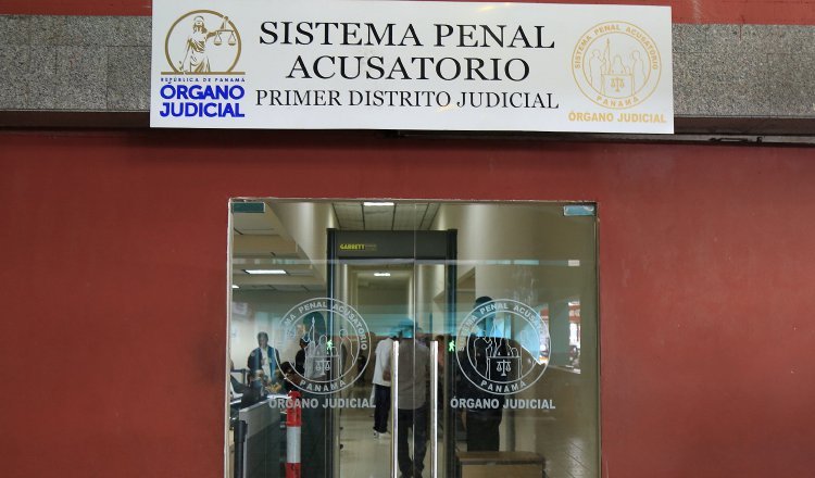 La declaración de causa compleja de la querella presentada por Aduana, por supuesta falsificación de sellos fue declarada por un juez. Archivo