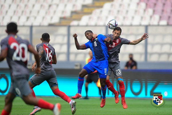 Armando Cooper de Panamá salta por el balón. Foto: Fepafut