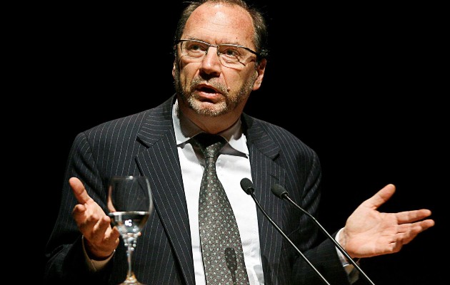 El virólogo belga Peter Piot, uno de los científicos que descubrieron el ébola, sostiene el coronavirus de la covid-19 será endémico. Foto: EFE 