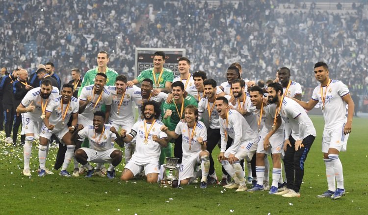 Jugadores del Real Madrid con el trofeo de la Supercopa. Foto:EFE