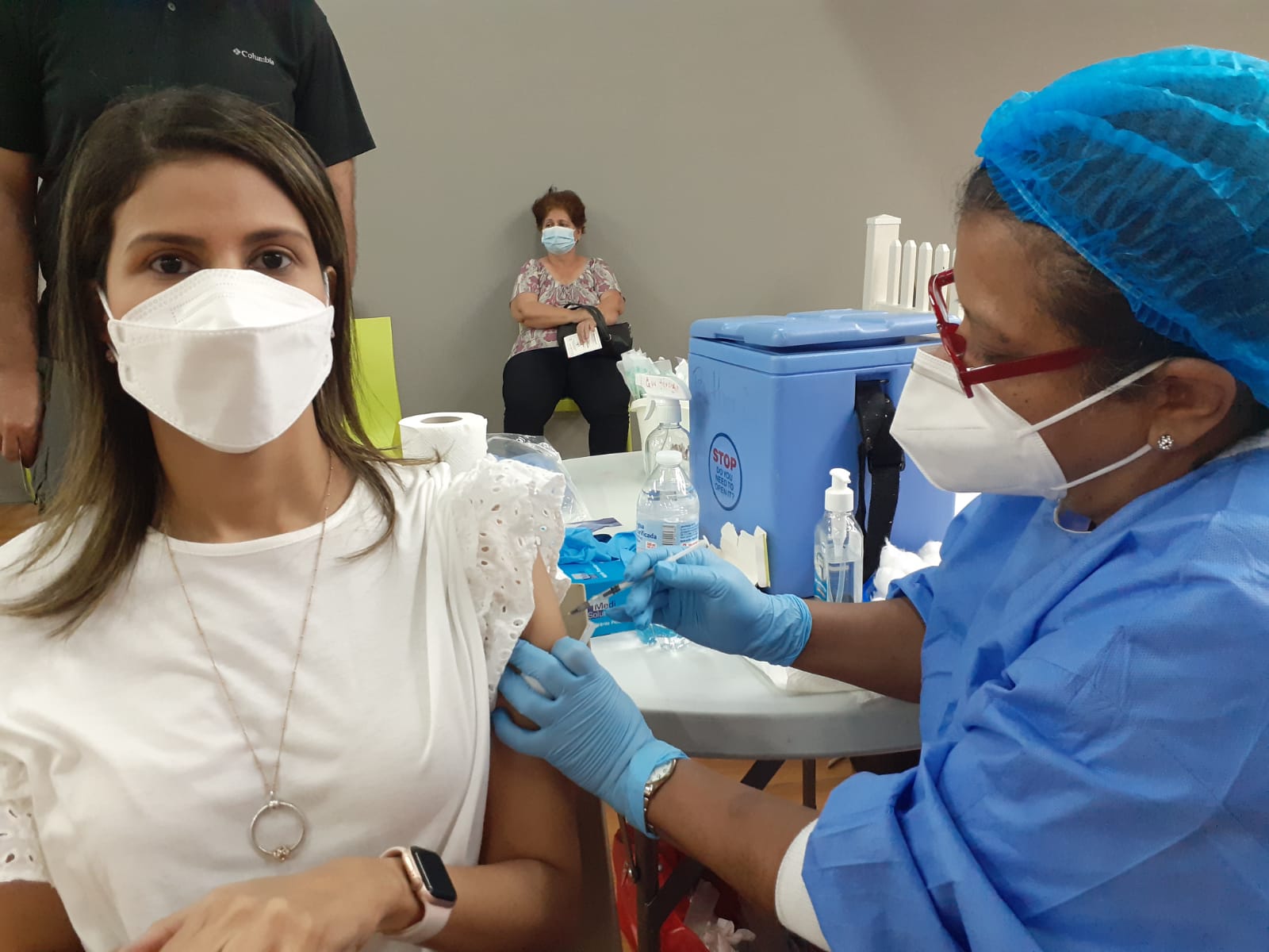 Las jornadas de vacunación, según el gremio médico, debieran extenderse para que sean todos los días por espacio de 12 horas. Foto: Cortesía de la CSS