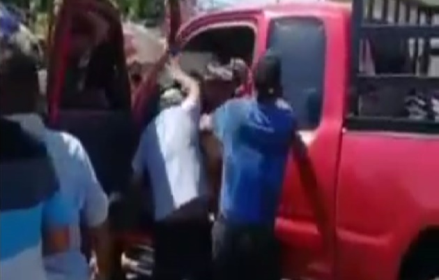 El conductor exigía que los manifestantes abrieran una paño de la vía y sobre todo que evitaran afectar a terceras personas con el cierre de calles. Foto. Cortesía Policía Nacional