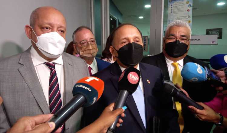 El presidente del Legislativo, Crispiano Adames, junto al magistrado del Tribunal Electoral, Heriberto Araúz y el diputado Víctor Castillo. Foto: Archivo