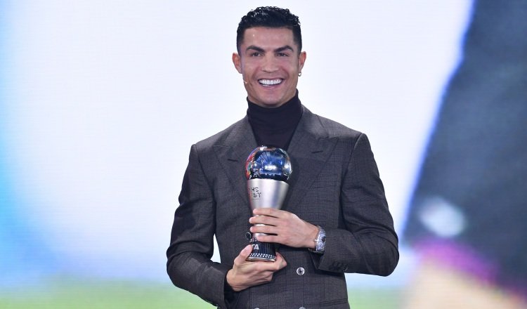 Cristiano Ronaldo, recibe su premio Foto:EFE