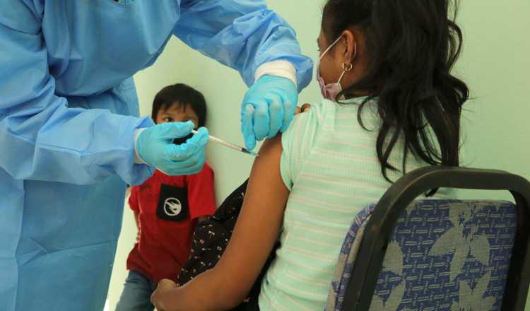 La vacunación es una decisión adecuada frente a una variante que puede generar cinco veces más infecciones. advierten médicos. Foto:Cortesía Minsa