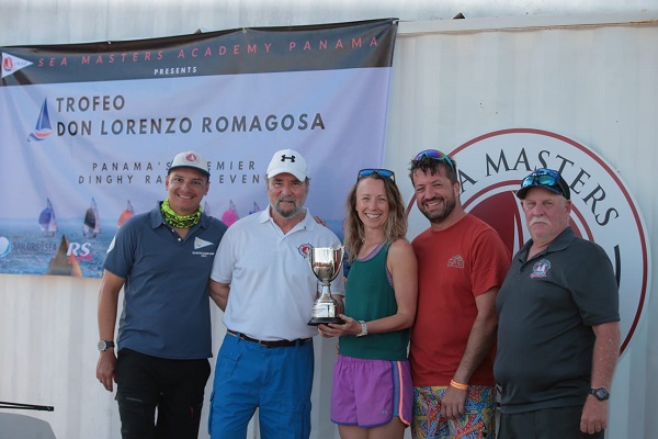 Claudia Spink y Christopher Selby, en la premiación de la carrera de veleros. Foto: Cortesía