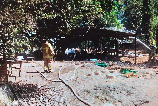 Al llegar los bomberos encontraron parte de la galera incendiada. Foto: Thays Domínguez