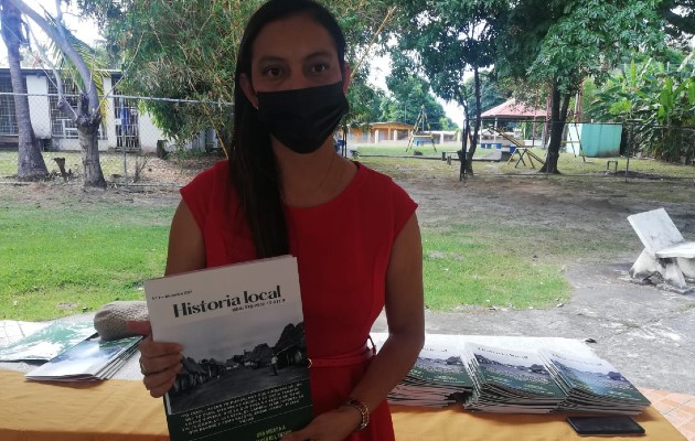 La docente Marianela Martínez publica la revista San José, una mirada a través del tiempo. Foto: Miriam Lasso