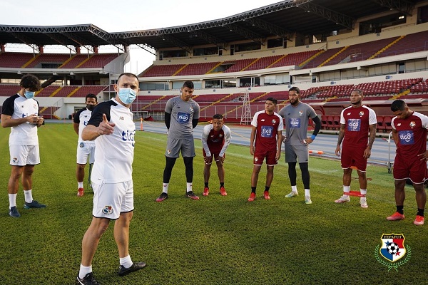 Javier Sánchez dando algunas instrucciones en los entrenamientos de la selección. Foto: Fepafut