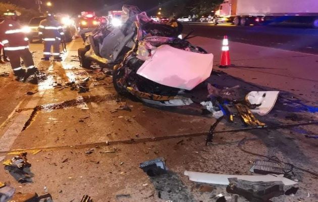 Las autoridades no descartan que la velocidad sea una de las probables causas del accidente en Los Cerros de Santiago. Foto. Melquiades Vásquez