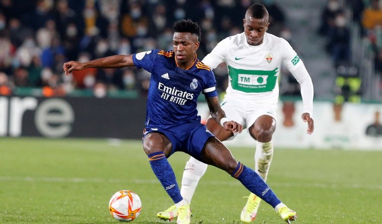 El brasileño del Real Madrid, Vinicius Jr. (i), con el balón ante el defensa colombiano del Elche, Helibelton Palacios. Foto:EFE