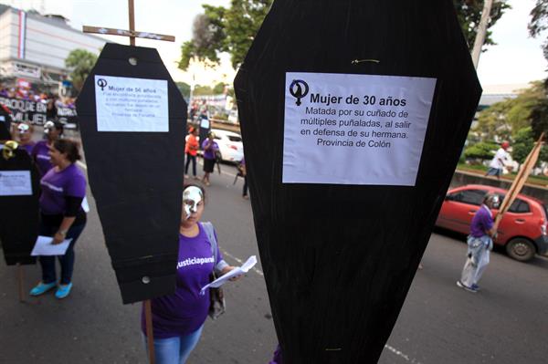 Un grupo de personas porta representaciones de ataúdes durante una protesta por las víctimas mortales de violencia de género en Panamá, en una fotografía de archivo. EFE