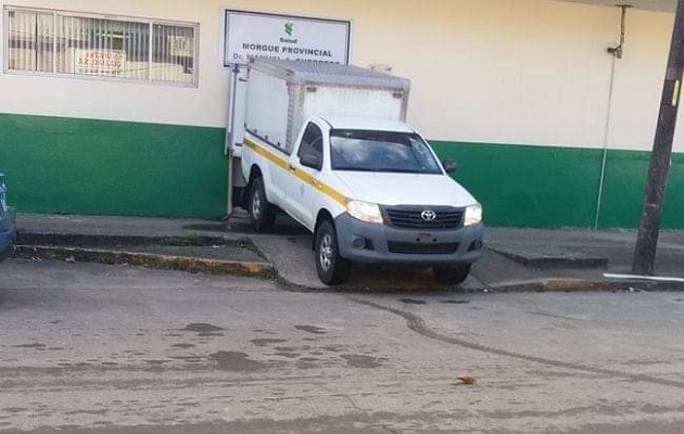 El cuerpo de Héctor Carballo fue trasladado a la morgue judicial para la autopsia de rigor. Foto. Diomedes Sánchez