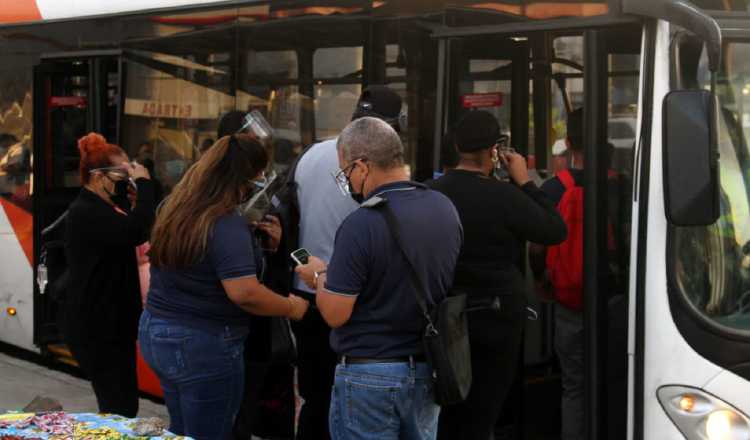 La flota de buses que será renovada ya tiene 12 años de estar circulando en las calles, según la empresa Mi Bus. Víctor Arosemena