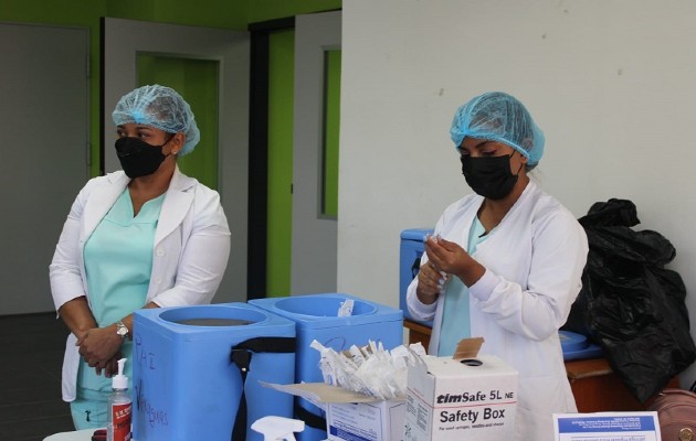 Médicos y enfermeras del Minsa y CSS fueron a brindar atención a los adultos mayores. Foto: Melquiades Vásquez