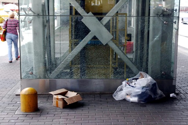 En las áreas del Metro de Panamá se encuentre mucha basura lo que deja mal aspecto a la megaobra. Cortesía