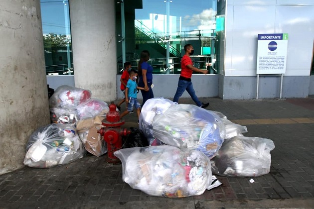 En las áreas del Metro de Panamá se encuentre mucha basura lo que deja mal aspecto a la megaobra. Cortesía