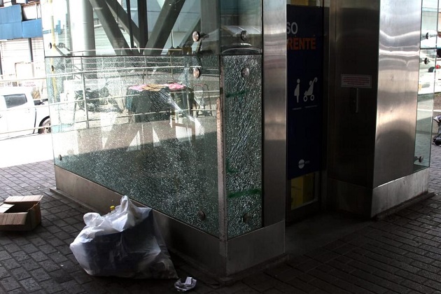 En las áreas del Metro de Panamá se encuentre mucha basura lo que deja mal aspecto a la megaobra. Cortesía