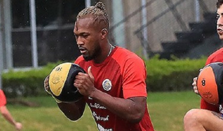 Kendall Waston (cent.), defensa central en los entrenamientos de Costa Rica. Foto:Instagram