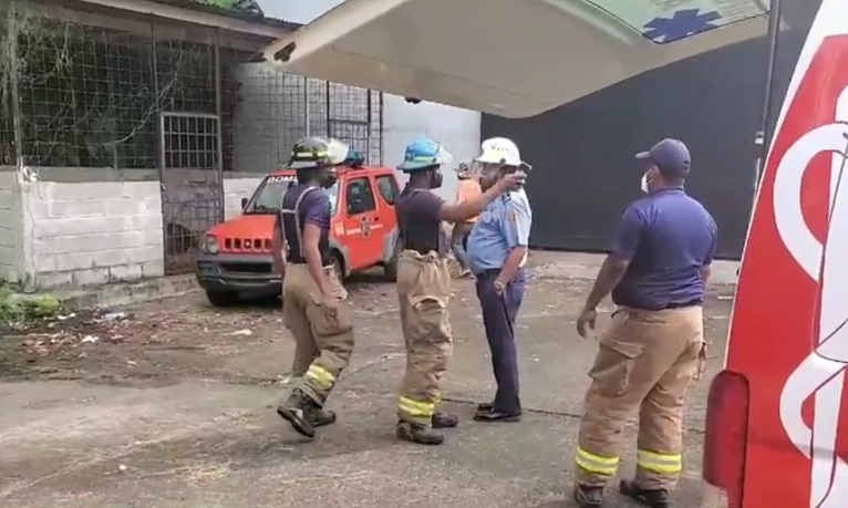 Los tres trabajadores fueron liberados y atendidos por personal de emergencias. Foto: Diomedes Sánchez 