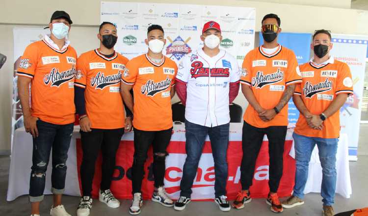 Jugadores de Astronautas con el uniforme de la Serie del Caribe.
