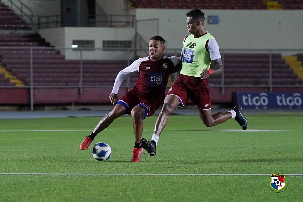 Gabriel Torres (izq.) y Roderick Miller durante los entrenamientos en el Rommel Fernández. Foto:Fepafut