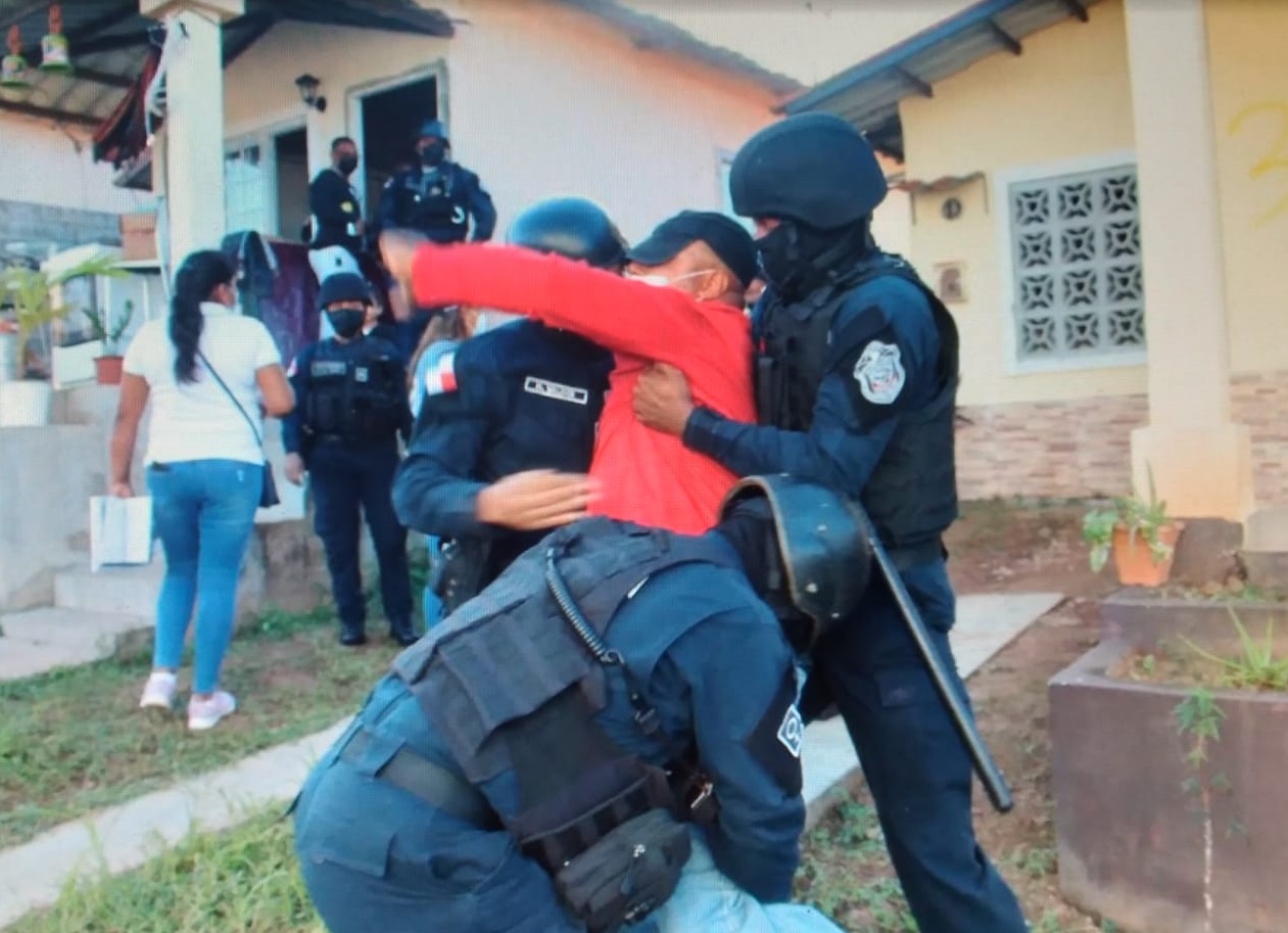 Unos 20 integrantes de varias familias fueron retenidos por las unidades policiales. Foto: Eric A. Montenegro