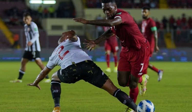 José Luis 'Puma' Rodríguez (der:) en el partido de ida contra Costa Rica. Foto: Fepafut