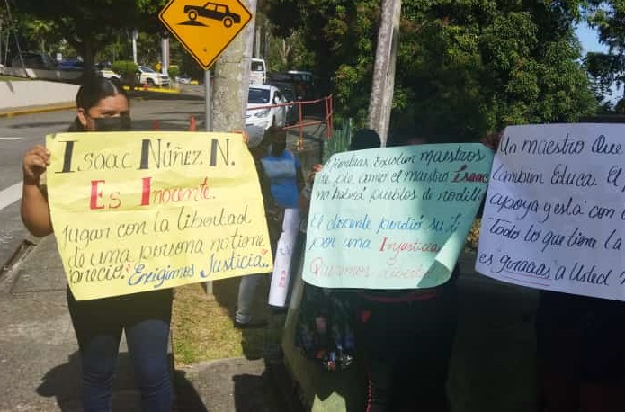 Los padres de familia piden revisar el proceso judicial que mantiene encarcelado al docente. Foto: Eric A. Montenegro