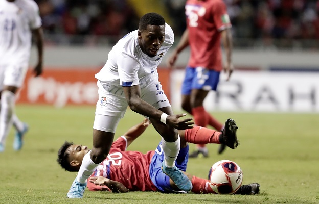 Aarón Suárez (abajo) de Costa Rica disputa el balón contra José Fajardo de Panamá. Foto:EFE