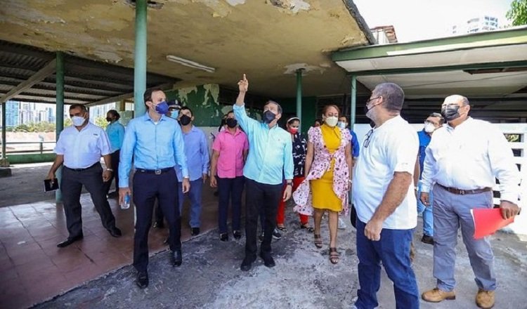 Presidente Laurentino Cortizo durante una inspección a escuelas. 