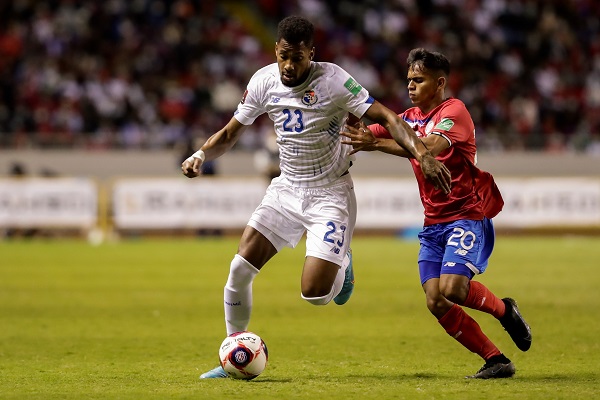 Aaron Suárez (d) de Costa Rica disputa un balón con Michael Murillo de Panamá. Foto:EFE