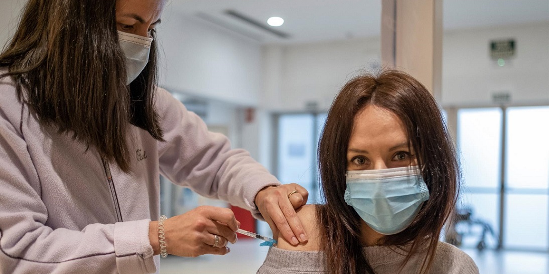 Una mujer recibe la vacuna contra el coronavirus, en Ourense. Foto: EFE