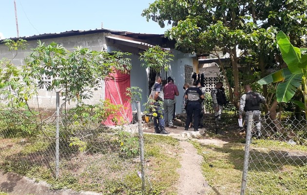 La aprehensión de los tres hombres se ejecutó posteriormente al allanamiento por parte del Ministerio Público de  una casa en el área de San José. Foto. Eric Montenegro.