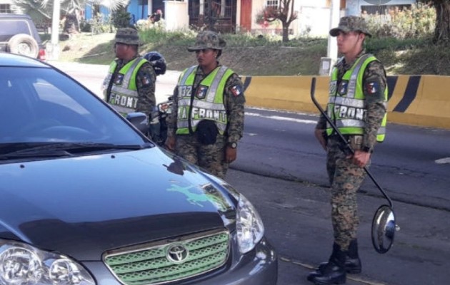 Las víctimas indicaron que dos de los delincuentes abordaron una motocicleta para darse a la fuga, mientras que una tercera persona tomó el vehículo pick-up negro con placa BL 4280 de su propiedad. Foto. Mayra Madrid