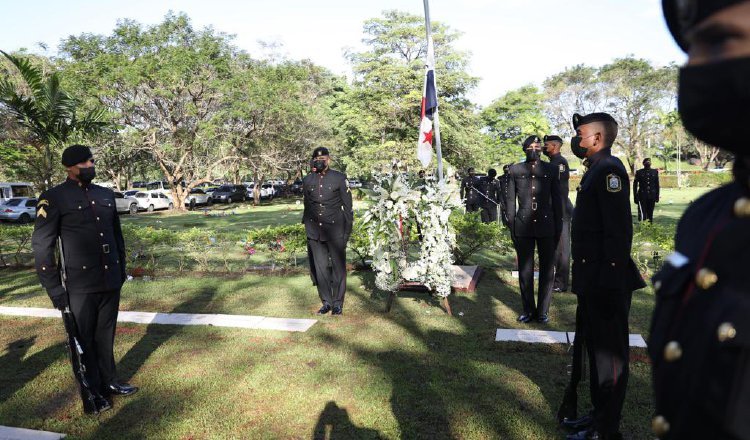 El acto tradicional que se realiza todos los 20 de diciembre tiene lugar en el Jardín de Paz, donde reposan los restos de varios caídos de la invasión estadounidense. Foto: Cortesía Cancillería