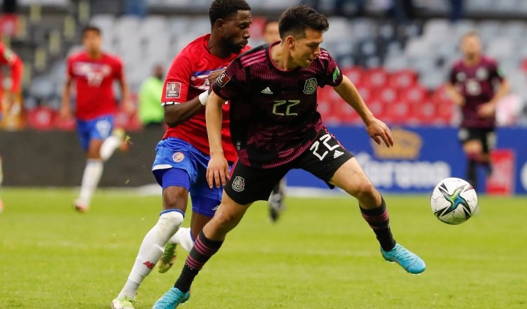 Hirving Lozano (der.) de México protege el baló ante un tico. Foto:EFE