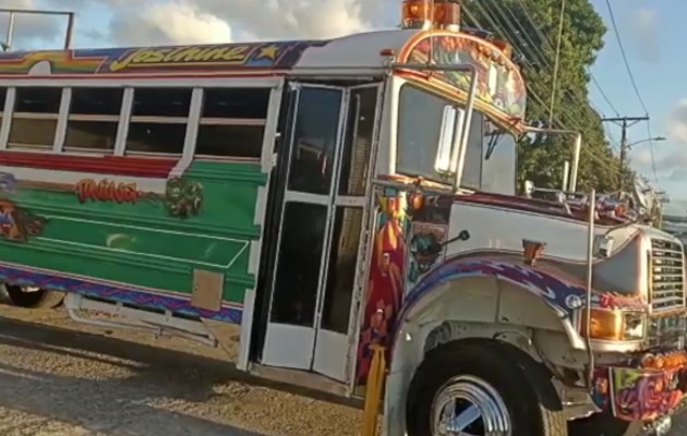 Gran cantidad de bebidas alcohólicas fueron detectadas dentro del bus colectivo. Foto: Cortesía Policía Nacional