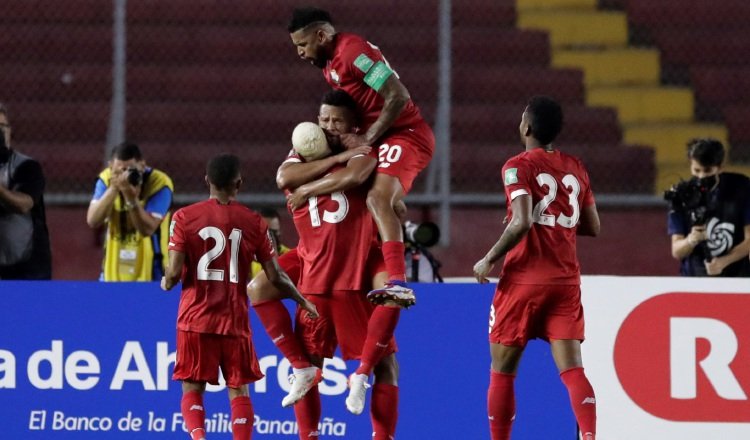 Jugadores panameños festejan el tercer gol ante Jamaica. Foto:EFE