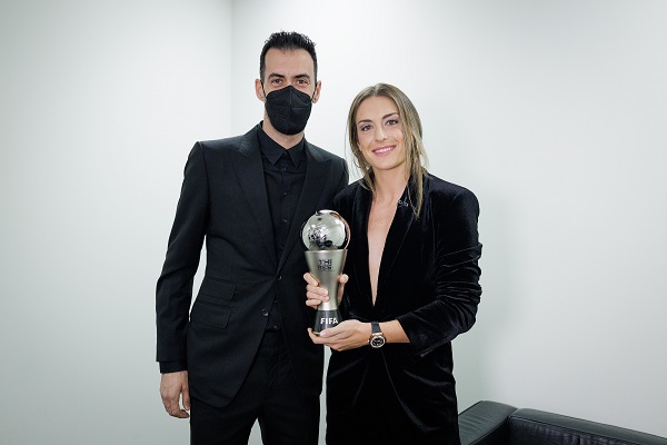 Alexia Putellas (der.) con su premio The Best de la FIFA. Foto: Fifa.com