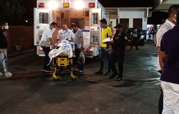Los tres sobrevivientes del accidente fueron trasladados en una ambulancia hacia otro centro médico en la ciudad capital. Foto. Eric Montenegro Los tres sobrevivientes del accidente fueron trasladados en una ambulancia hacia otro centro médico en la ciudad capital. Foto. Eric Montenegro