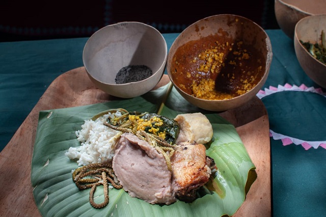 Sal quemada (totuma izq.), cúrcuma (totuma dch.), arroz, jiraca, borá, puré de otoe y ñame salvaje, guineo maduro de montaña, gallina asada y saborizantes naturales. Foto: Cortesía