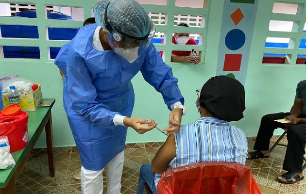 Panamá está colocando la tercera dosis de vacunas contra la covid-19 a la población mayor de 16 años. Foto: Grupo Epasa