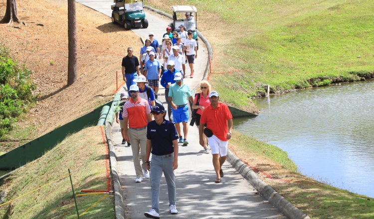 El golfista colombiano Nicolás Echavarría (de azul) en la ronda final del Panamá Championship 2019. Grupo Epasa