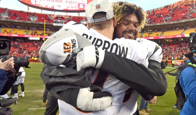 Jackson Carman y el mariscal Joe Burrow de los Bengals. Foto:EFE