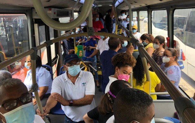 Actualmente en los metrobuses y El Metro de Panamá es obligatorio el uso de mascarillas y pantalla facial. Foto: Grupo Epasa