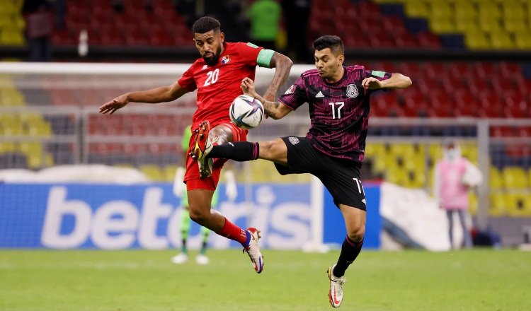 Jesús Corona (d) de México disputa un balón con Aníbal Godoy. Foto: EFE