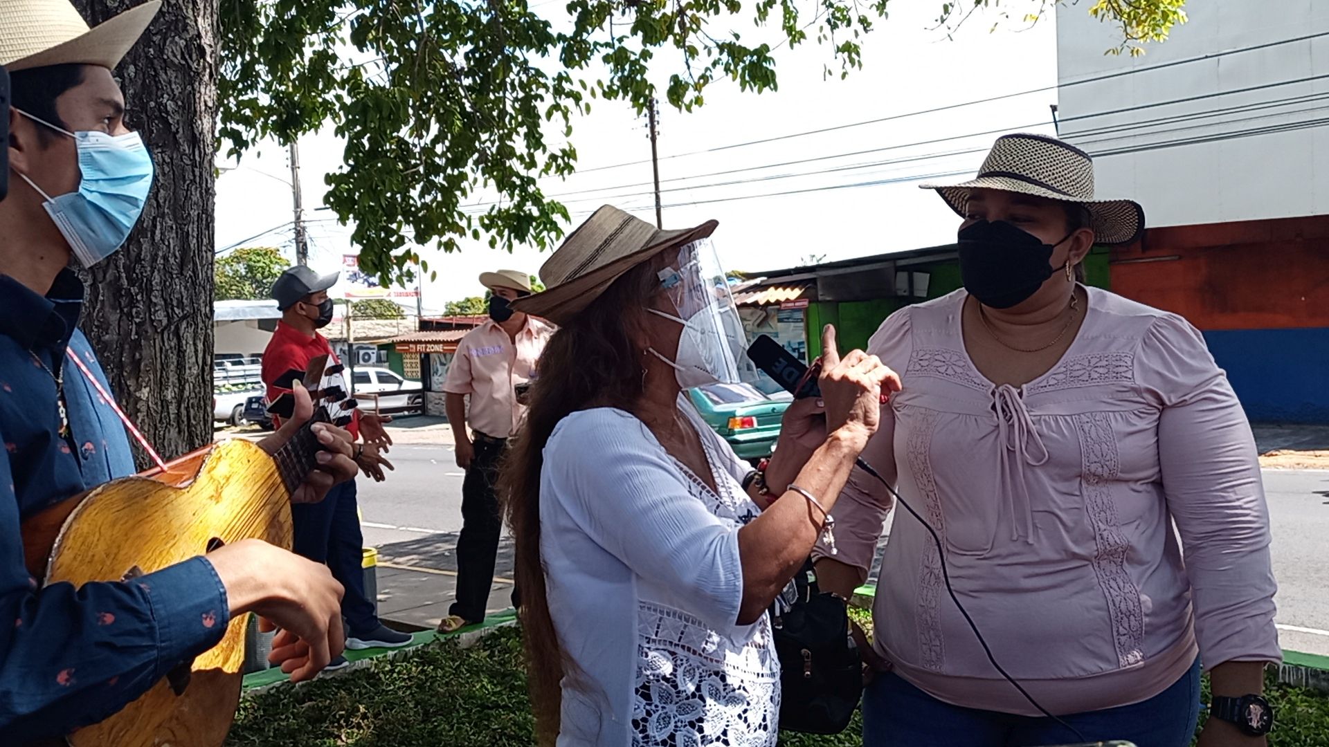 Jazmín Muñoz, trovadora chorrerana, las tardes de cantadera, como se identifica a estos eventos, se pueden llevar a cabo de forma organizada y manteniendo al público asistente de forma separada. Foto. Eric Montenegro