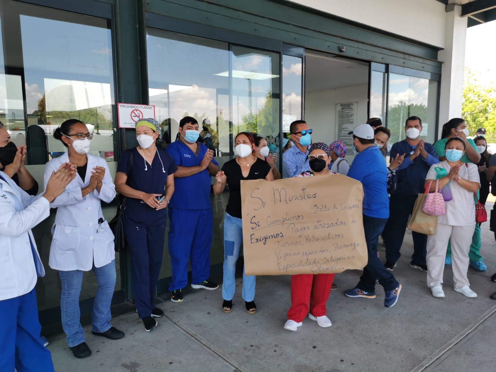La protesta del personal médico duró unos 40 minutos. Foto. Melquiades Vásquez